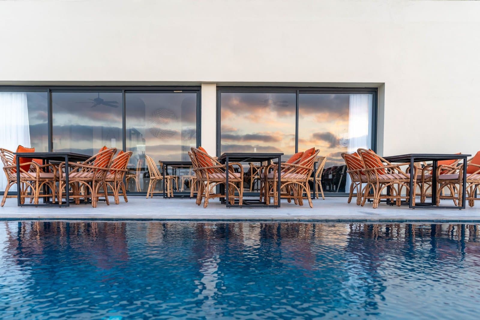 Terrasse du restaurant Le Restaurant face à l'océan Atlantique au crépuscule