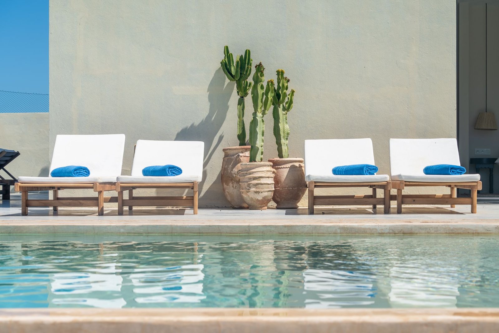 Vue extérieure de la villa avec piscine