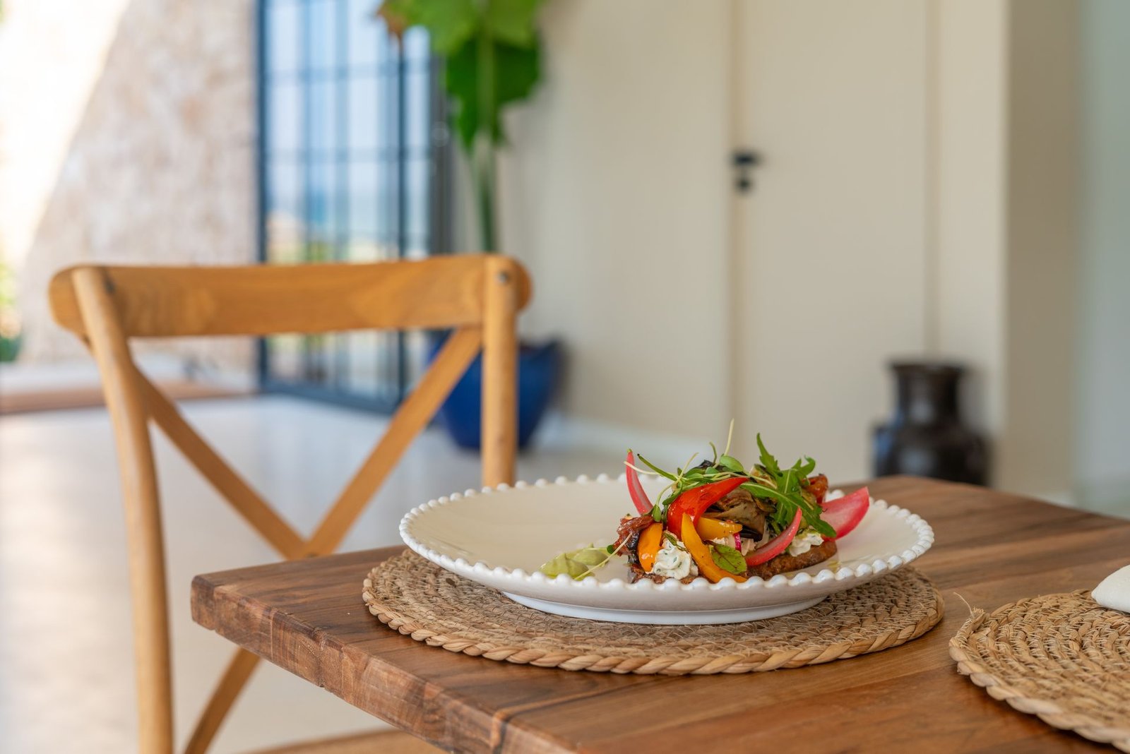 Chef préparant un plat raffiné dans la cuisine