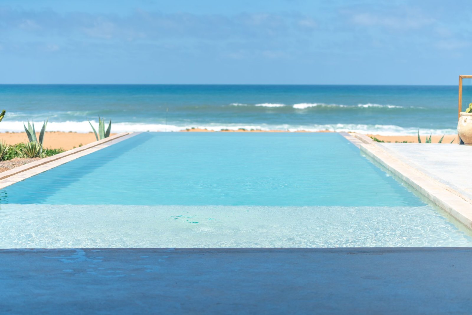 Piscine infinity face à l'océan